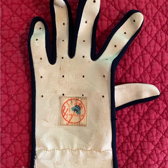 Vintage 1970s NY Yankees left handed batting gloves and sweatband - Picture 6 of 9